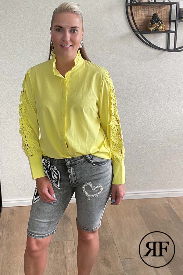 Tussendoortje Benodigdheden Haas blouse met opstaande kraag geel – Robertina Fashion